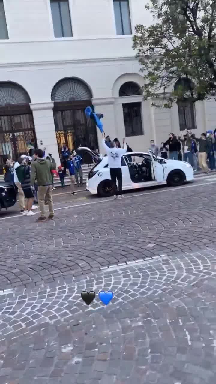 广场舞？国米球迷街头歌舞庆祝（国米队歌现场）