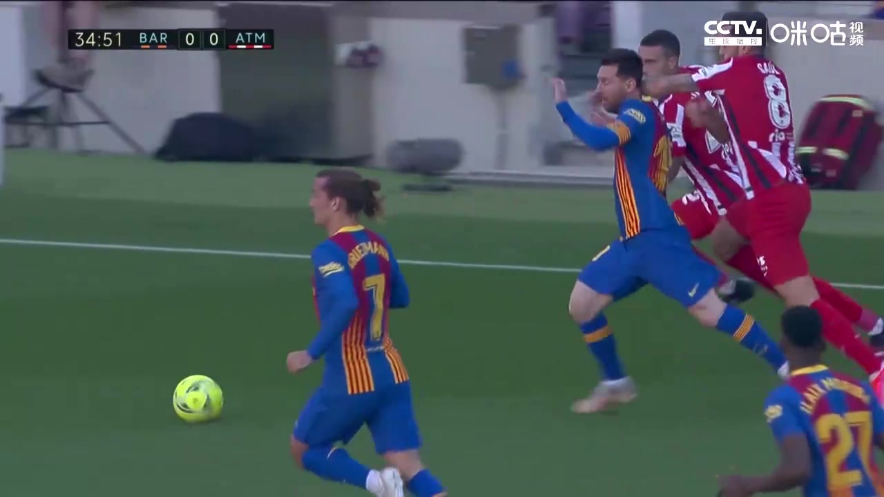 面对冲起来的梅西，萨乌尔用染黄将其挡下（萨乌尔:钦佩c罗勤奋努力 但梅西是现役+历史最佳）