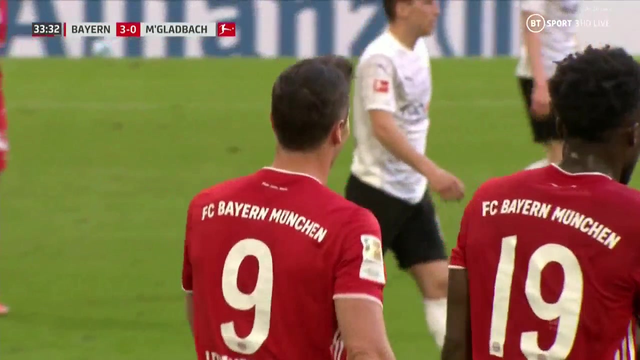 真世一锋！莱万戴帽德甲狂轰39球 追平神迹只差1球（莱万穿德国球衣）