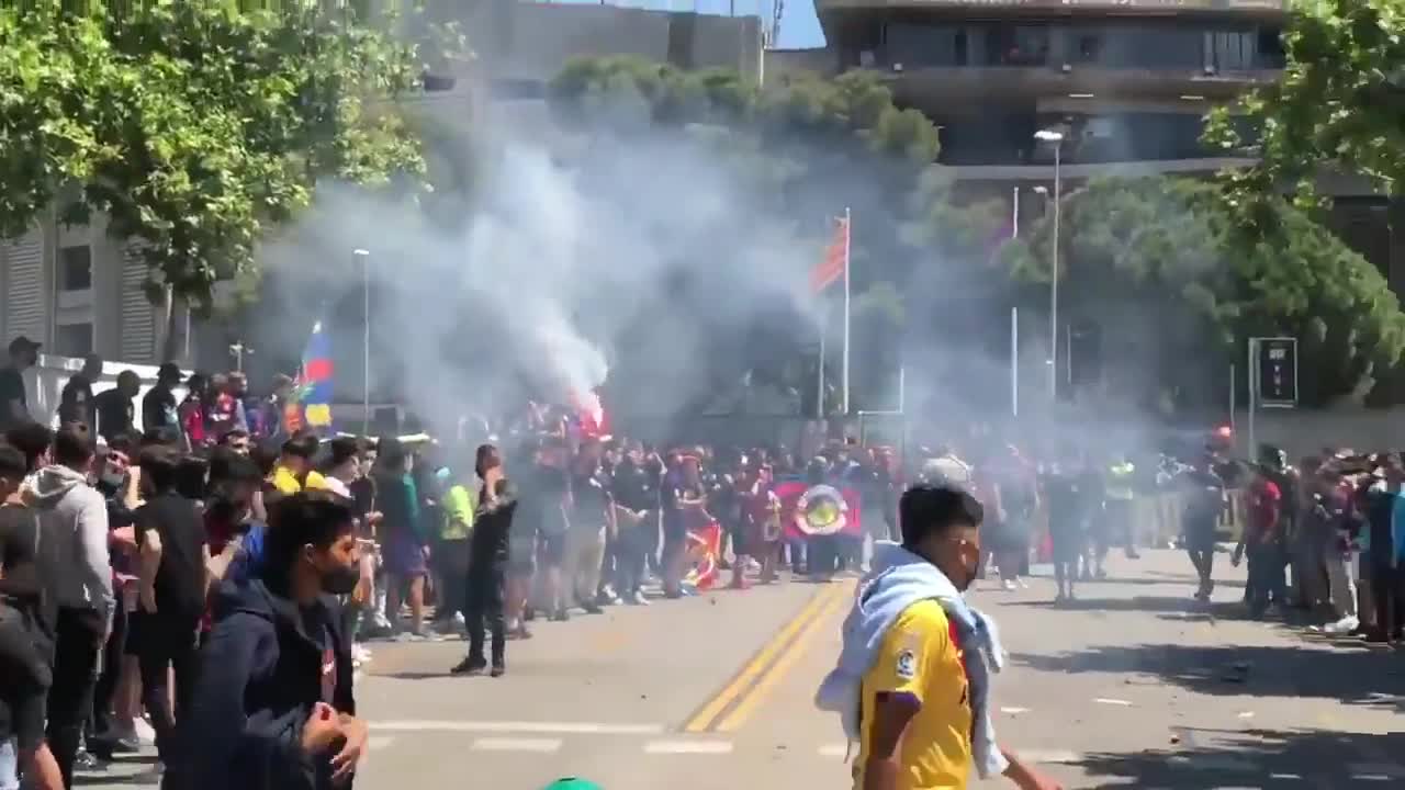 大战在即！巴萨球迷在诺坎普外为球队加油助威（巴萨球迷围堵诺坎普）
