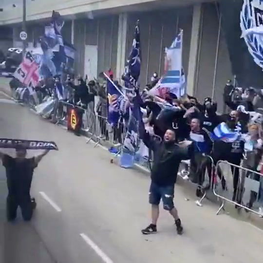 武磊晒西班牙人球迷夹道欢迎球队视频（武磊西班牙人进球视频）