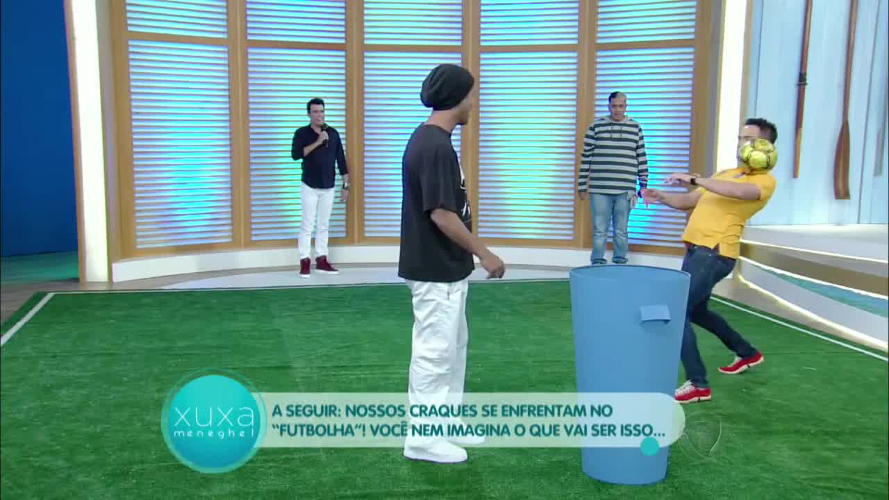 花哨不输小罗！室内足球之王法尔考与小罗配合（法尔考和小罗谁的技术好）