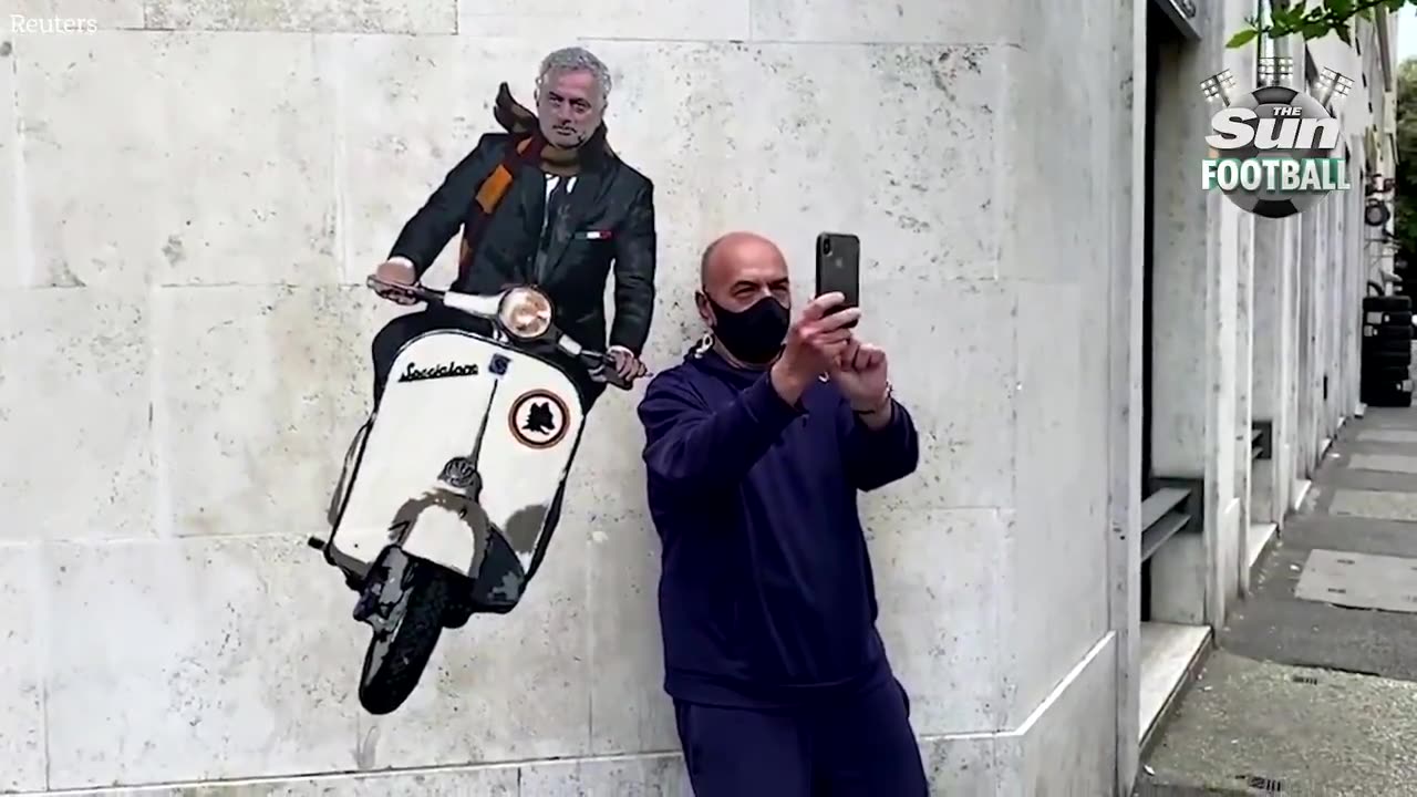 骑上我心爱的小电驴！穆帅罗马壁画受热捧（罗马 穆帅）