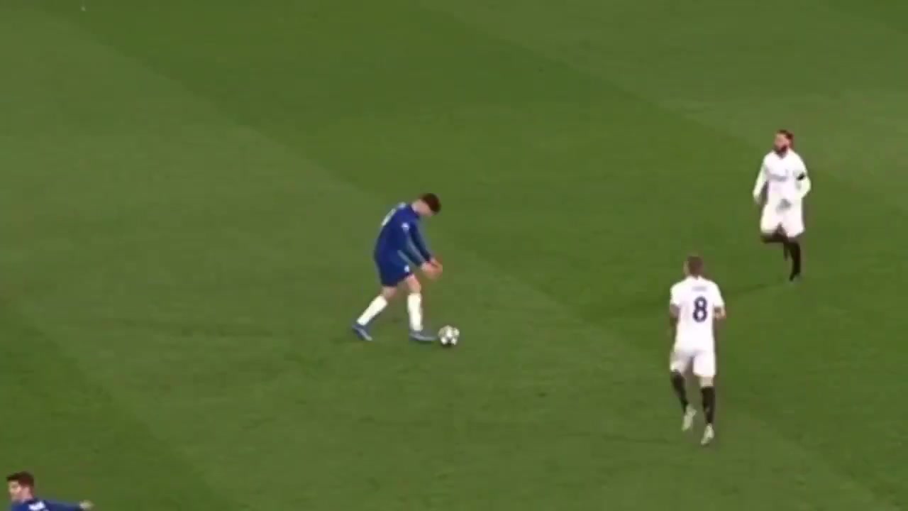 哈弗茨假动作戏耍拉莫斯和克罗斯来拖延时间（哈弗茨罗伊斯）