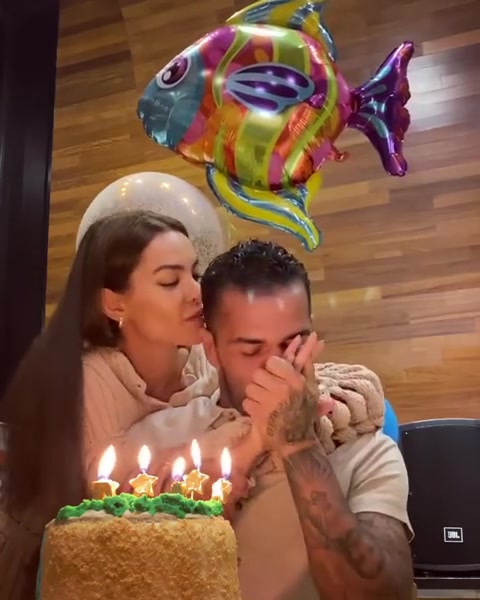 把狗骗进来沙！阿尔维斯猛男落泪庆祝38岁生日！（阿尔维斯简介）