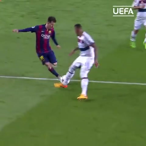 【时年今日】梅西“犯罪式”晃过博阿滕（梅西晃倒博阿滕中文解说）