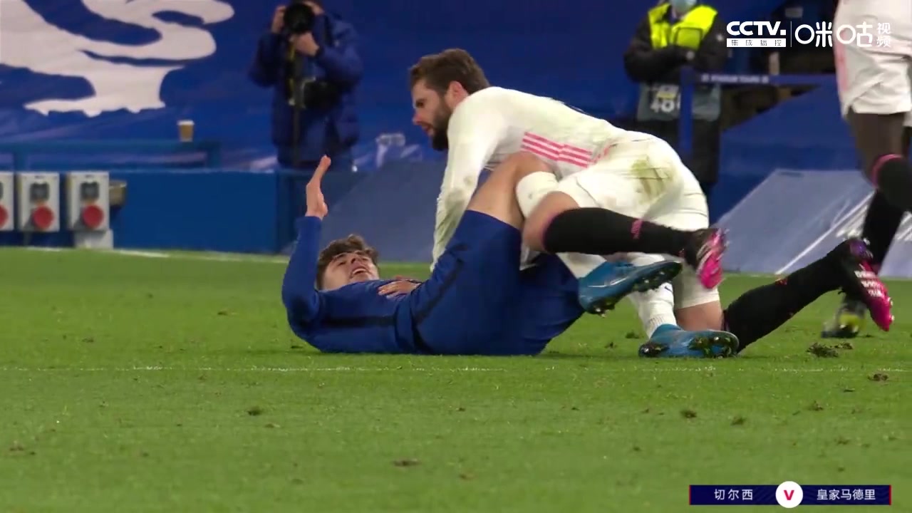 火药味十足！纳乔哈弗茨冲突连拉带拽（纳乔 哈弗茨）