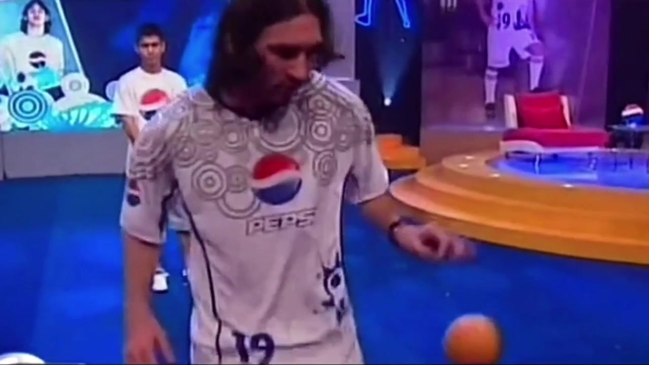 青春年华！当梅西遇到乒乓球后秀起来了（梅西打乒乓球）