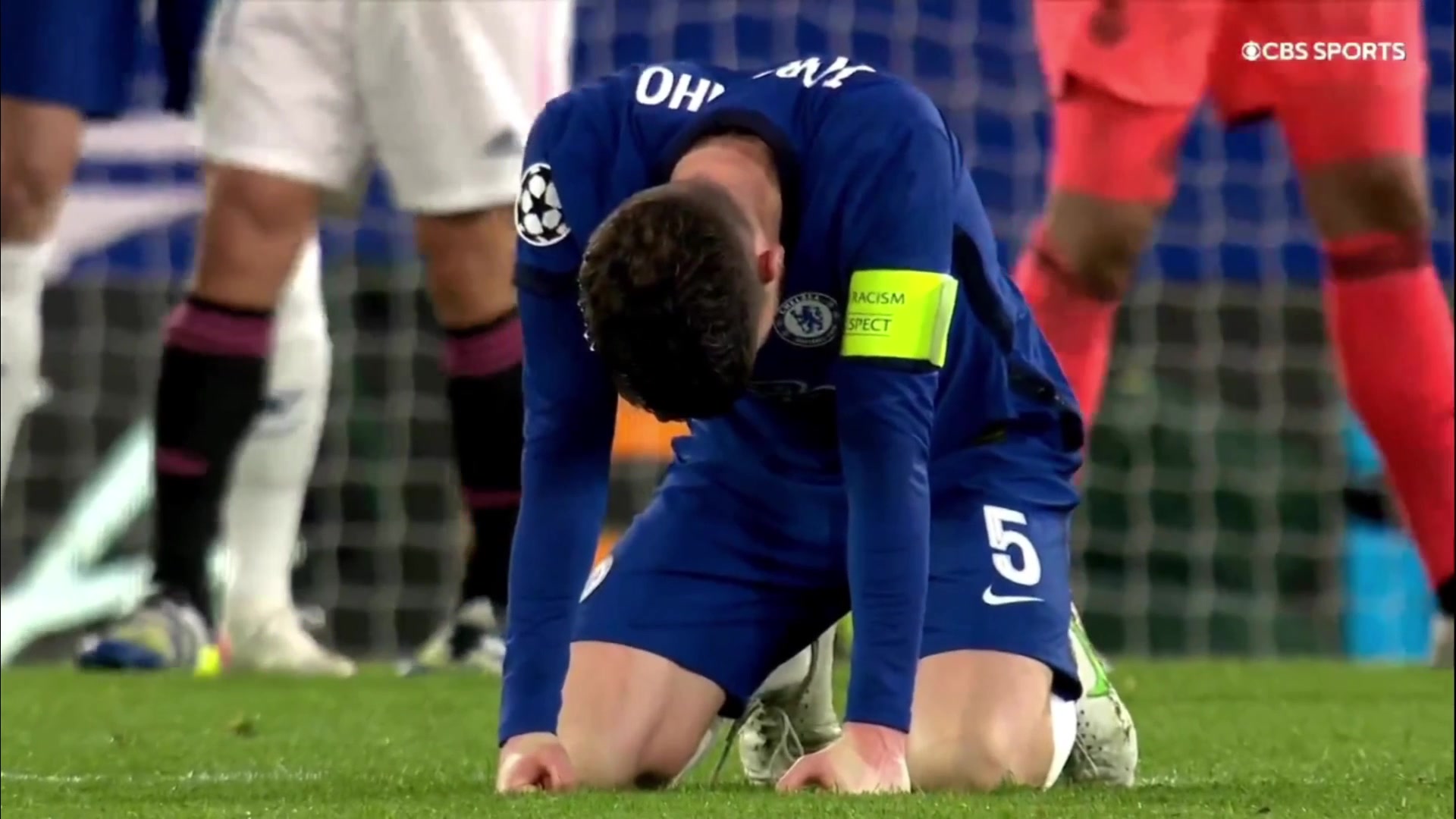 杀进决赛！蓝军将士赛后庆祝胜利 老将弟媳跪地双手指天