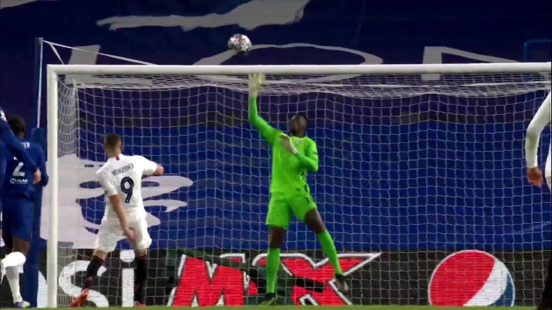 举火烧天！本泽马暴力头球攻门 门迪神速单掌扑出（本泽马头球厉害吗）