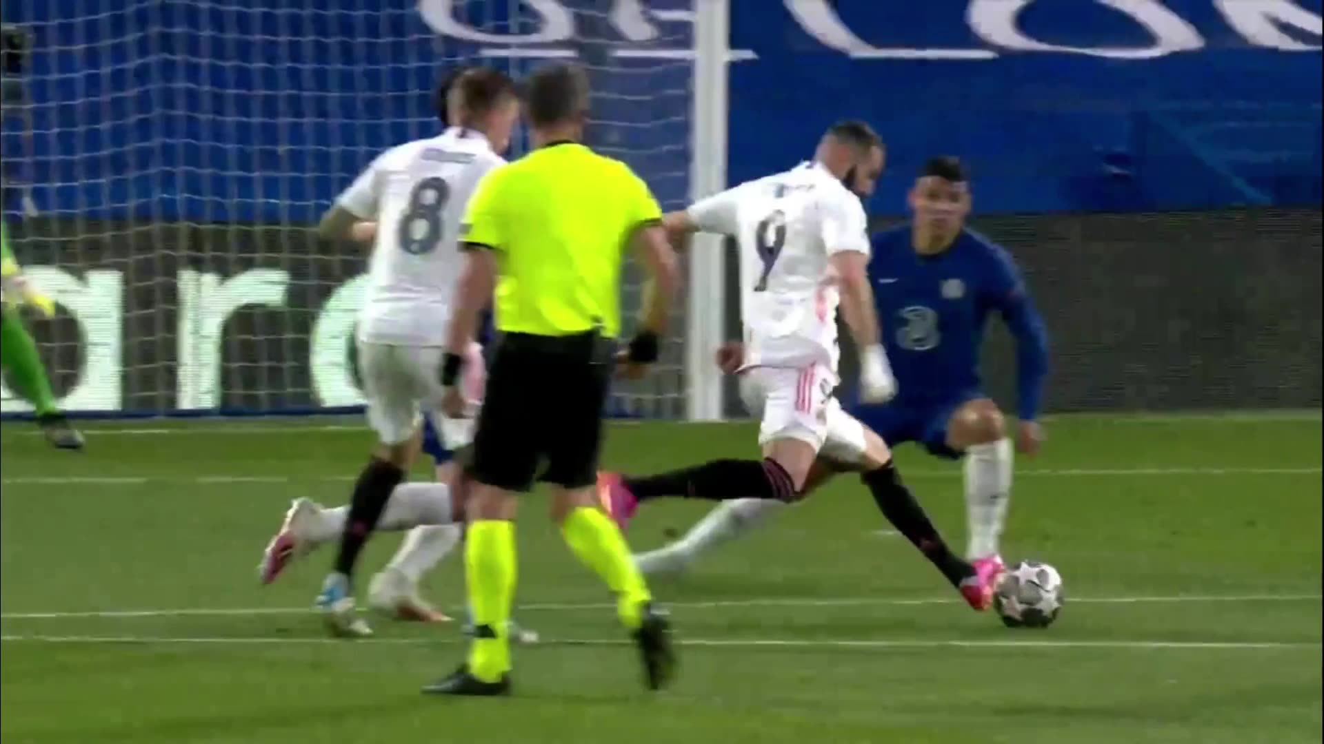 本泽马转身抽射势大力沉 门迪极限飞身神勇扑出（本泽马对门迪说）