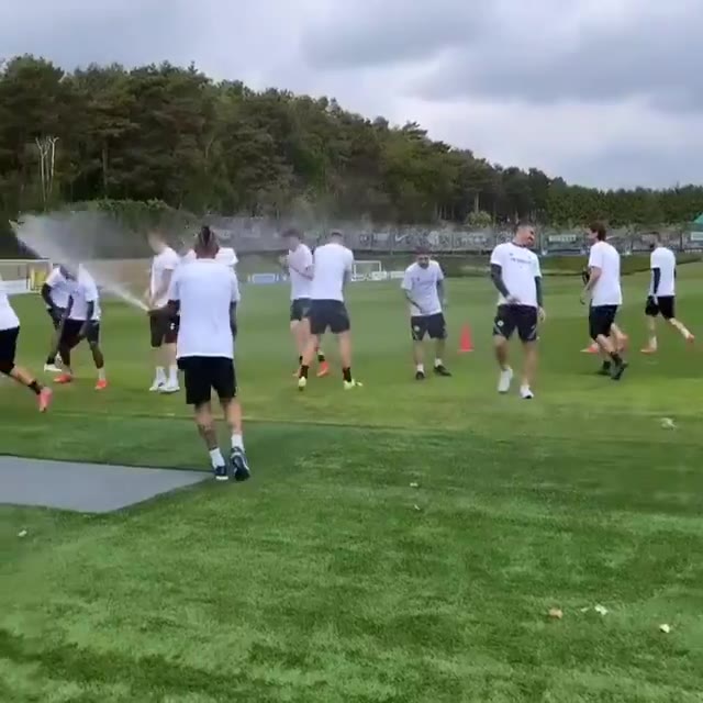 庆祝还在继续！比达尔训练赛香槟狂喷队友（比达尔 冠军）