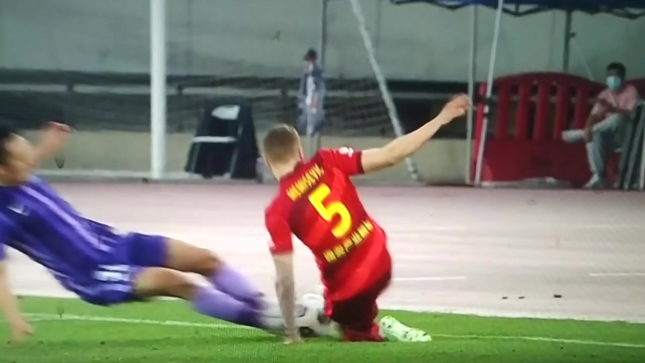 丛震双脚离地飞铲梅米舍维奇被红牌罚下