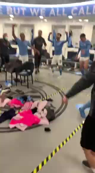 气氛组进场！赛后曼城更衣室疯狂庆祝！！（曼城 更衣室）