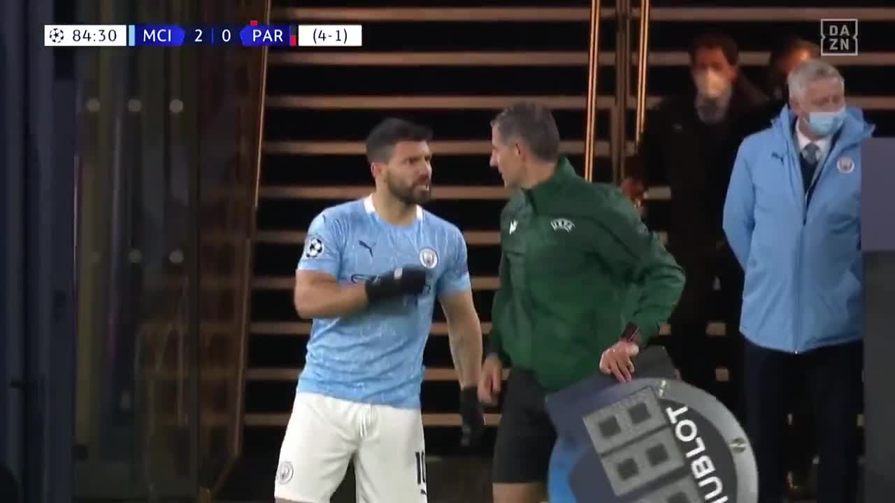 裁判干啥呢？阿圭罗：你TM把劳资号码举错了（阿圭罗搂女裁判）