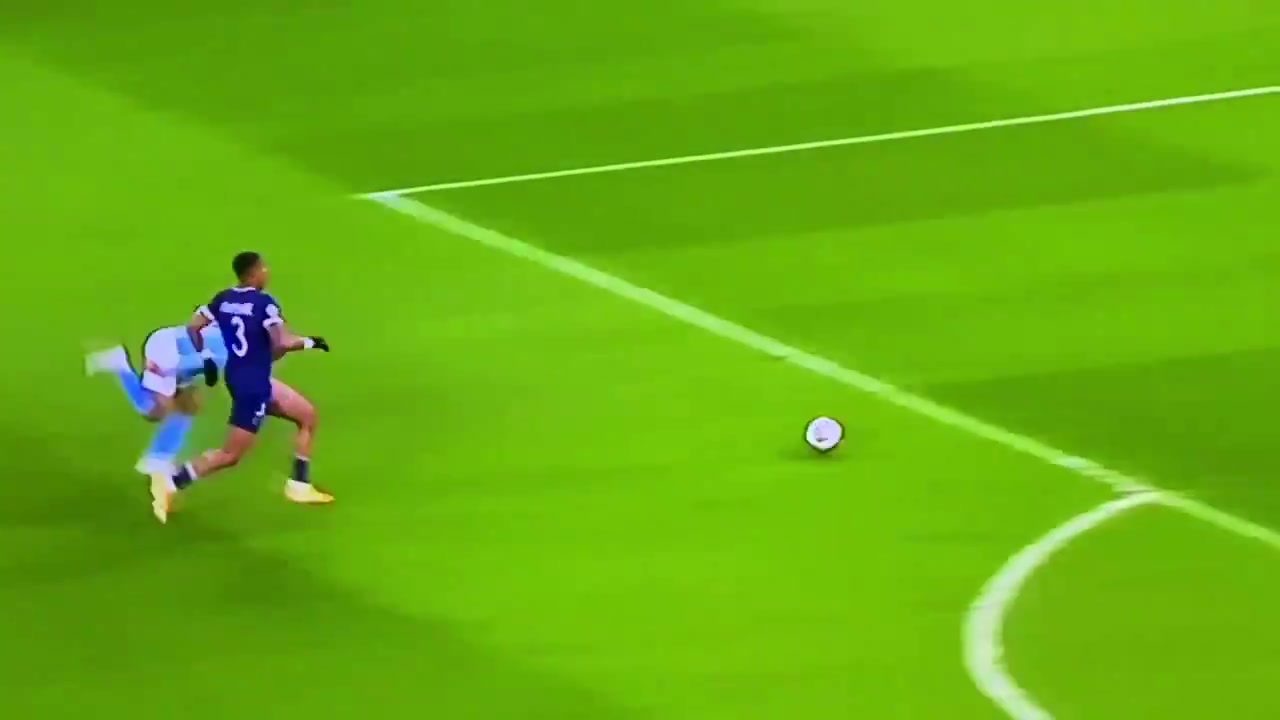 贴地飞行！斯特林停球失误把自己绊倒，节目效果拉满！（斯特林踢飞）