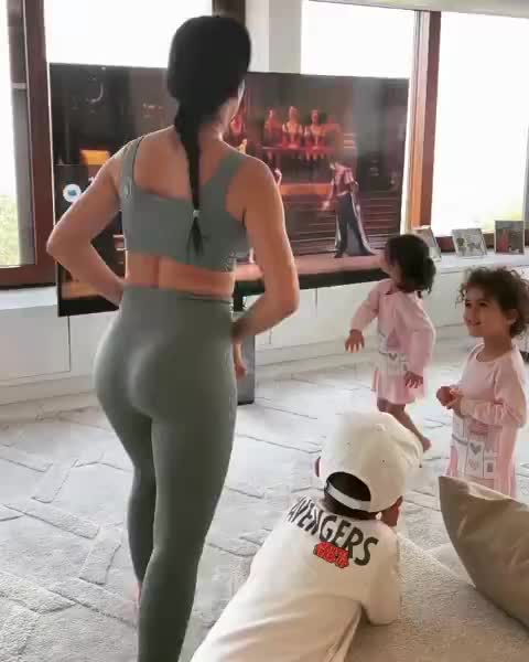 乔治娜和孩子们家中练习芭蕾舞（乔治娜舞蹈）