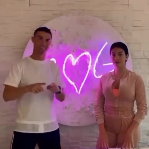 C罗乔治娜比爱心！助力葡萄牙歌手卡雷拉的公益项目（乔治娜 c罗）