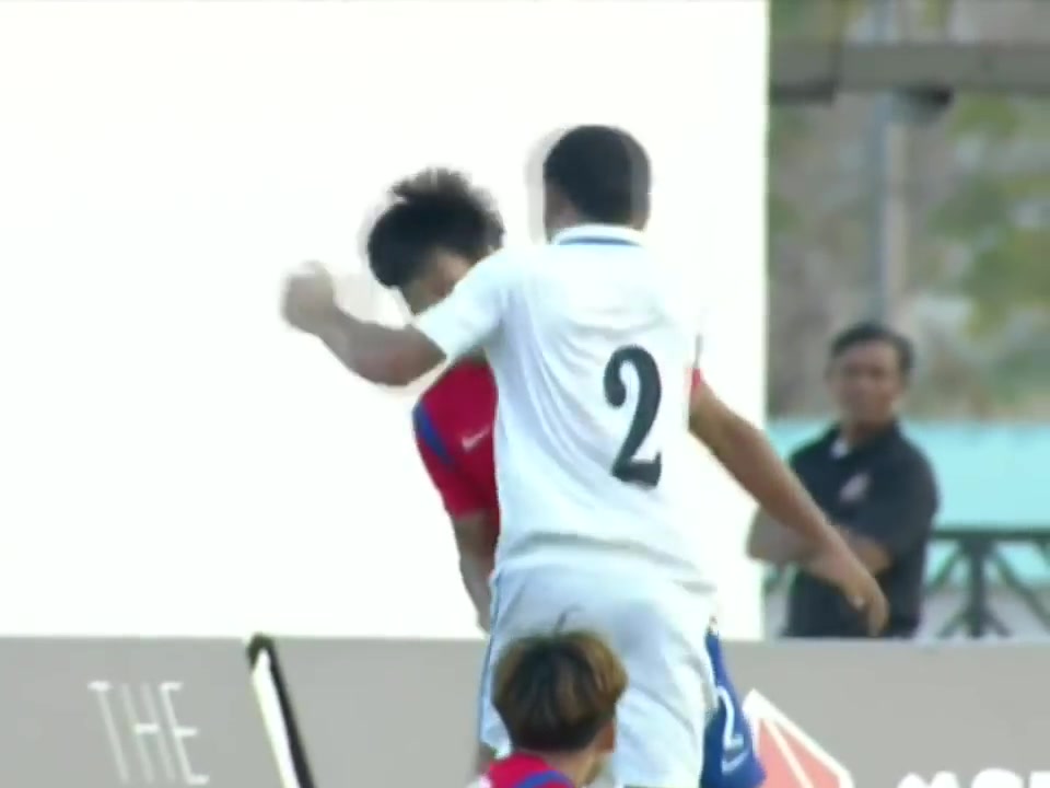 什么仇？乌兹别克球员场上暴打+飞踹韩国球员（乌兹别克球员暴揍韩国球员）