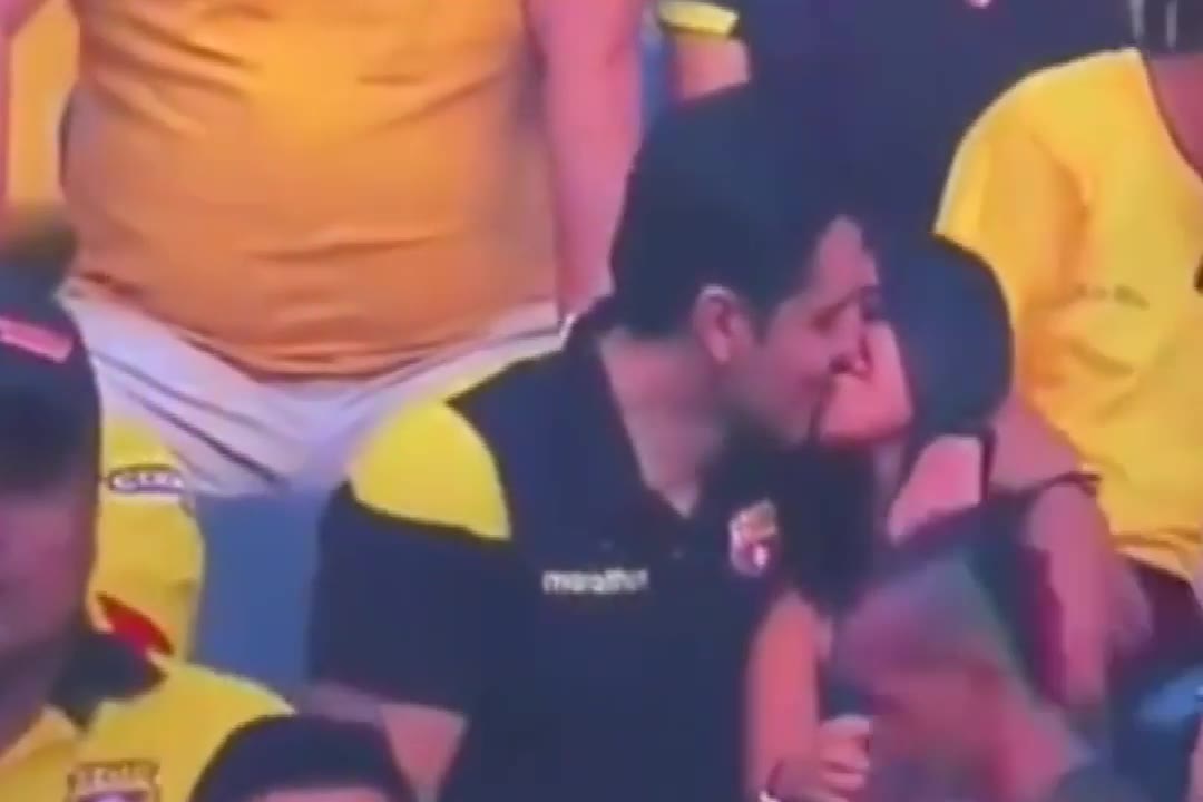 信息量略大！巴萨球迷和女友拥吻发现摄像机后秒变脸（巴萨小球迷情侣）