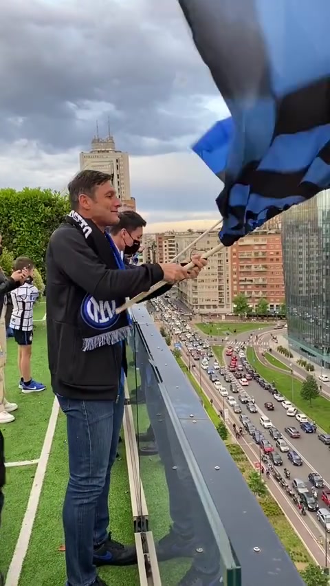 萨内蒂挥舞蓝黑旗帜庆祝夺冠（萨内蒂巅峰）