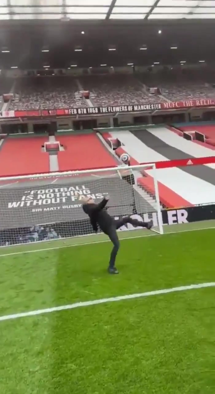 球迷借机圆梦老特拉福德，复刻鲁尼倒钩