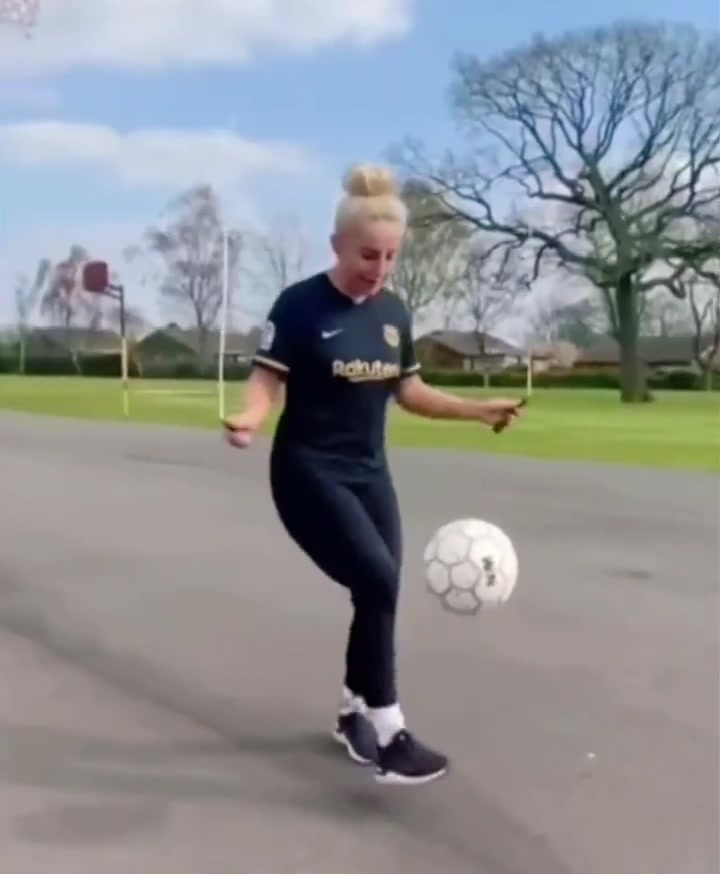 厉害啊！巴萨女球迷这花式足球秀得飞起（巴萨女球迷背影）