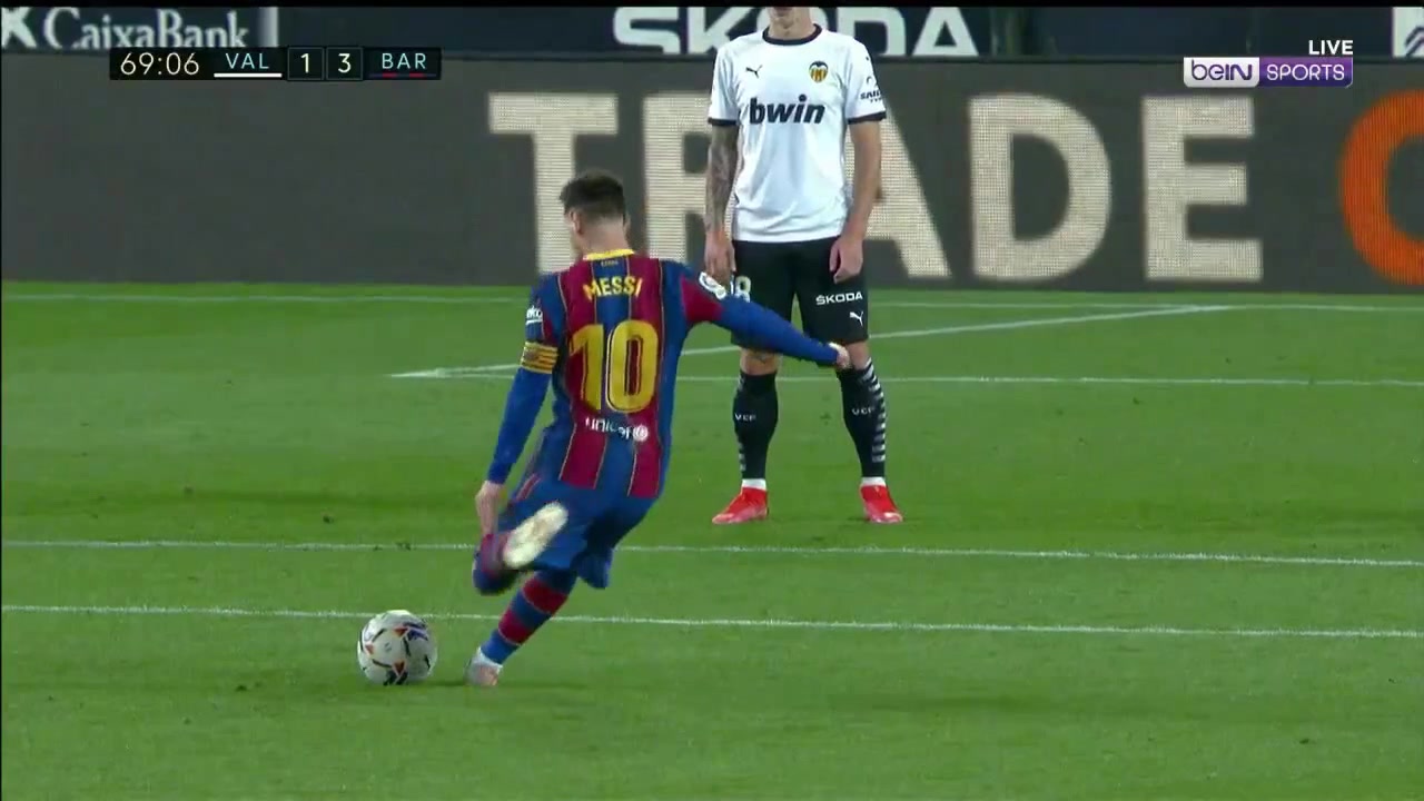 无懈可击！梅西任意球世界波直挂死角（梅西世界波致敬）