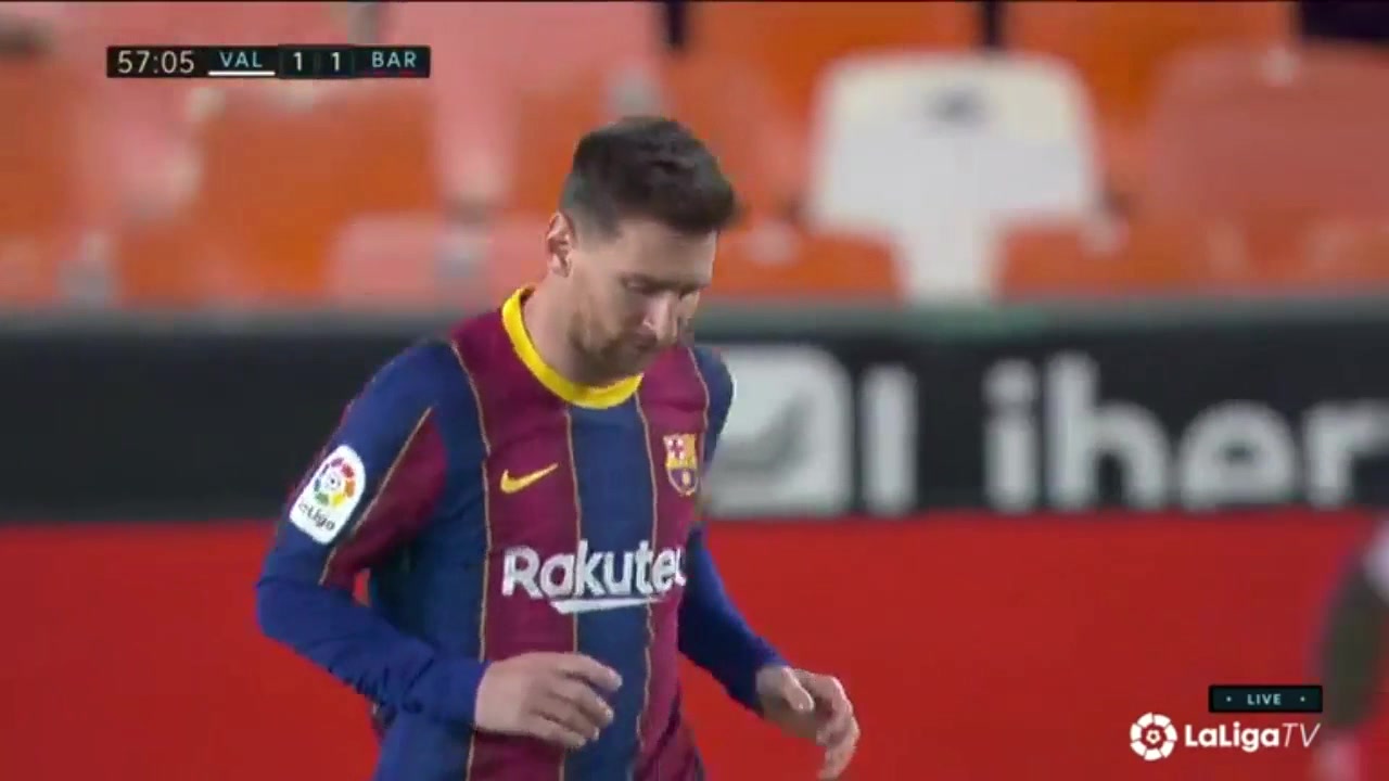 梅西主罚点球被扑 门前补射打进扳平比分