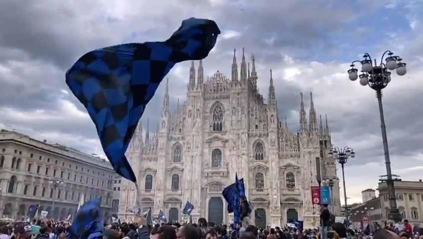 我们是冠军！国米球迷在米兰大教堂庆祝夺冠（我们是冠军!国米球迷在米兰大教堂庆祝夺冠英文）