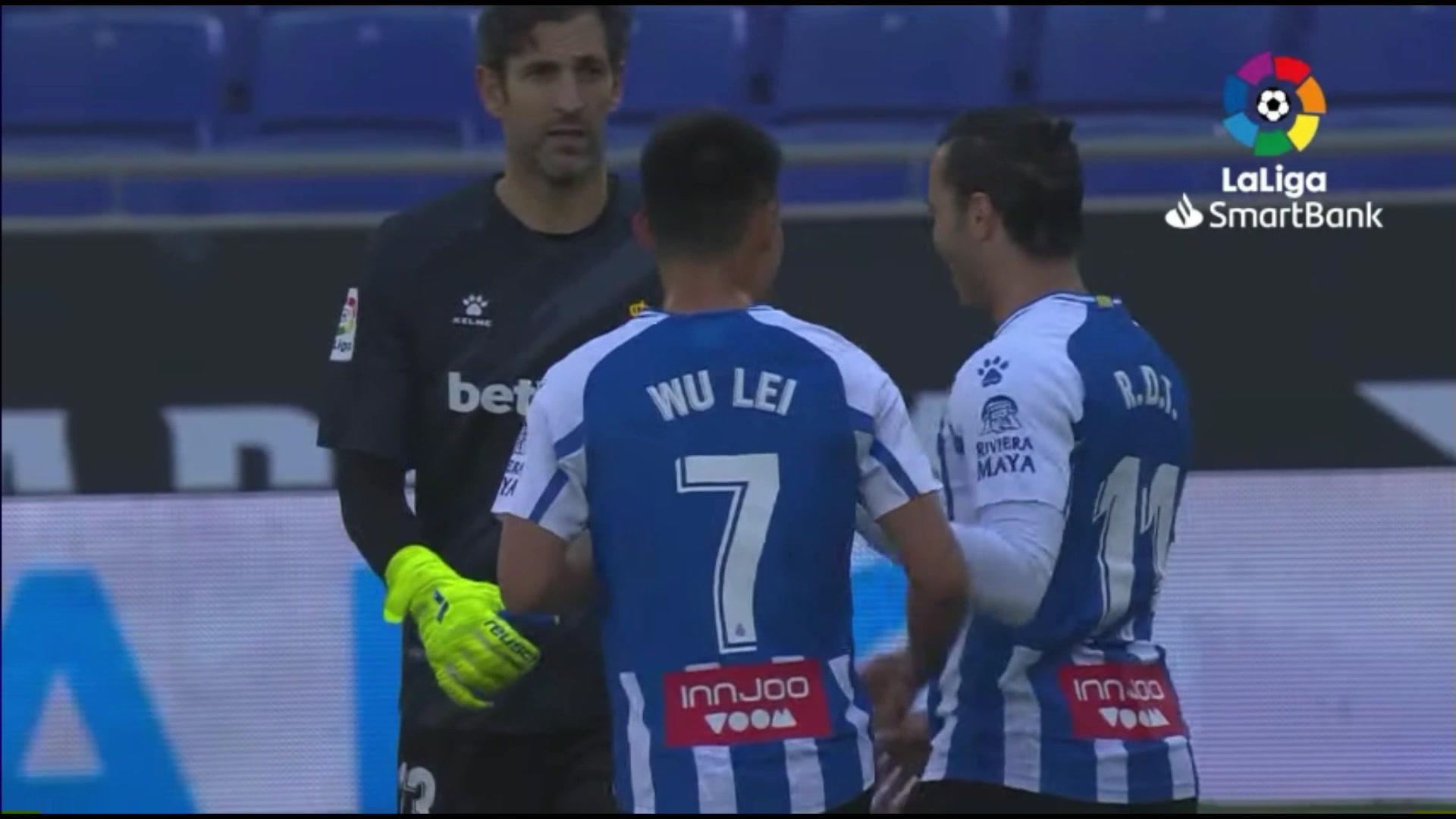 虽然被误伤！德托马斯赛后与武磊开心击掌庆祝（德托马斯推开武磊）