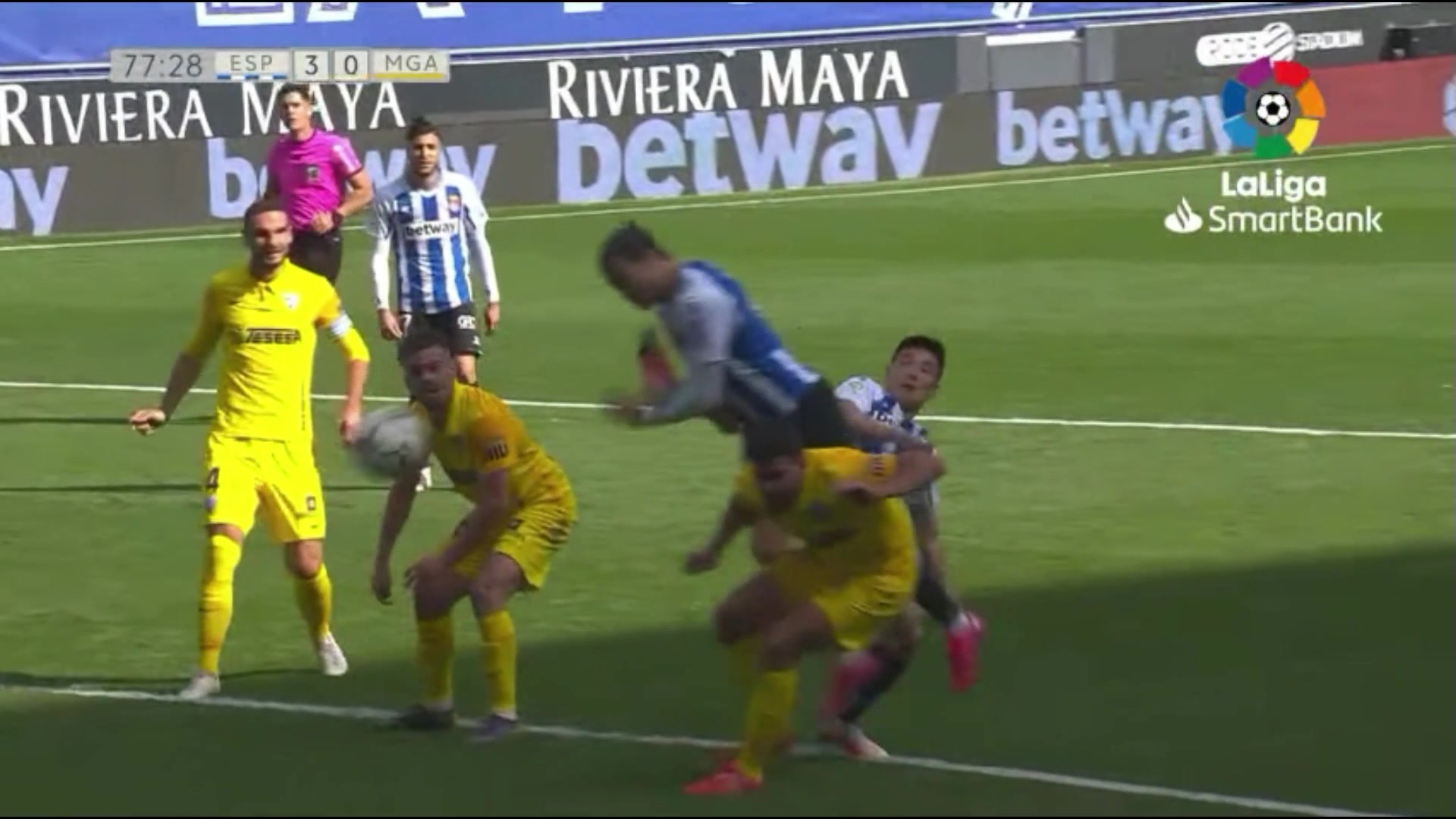 武磊抢点射门踢伤德托马斯头部 后者头球破门建功（武磊和德托马斯关系）