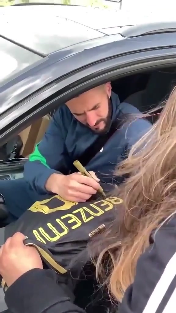 宠溺！本泽马温柔对话球迷并签名（本泽马原来在哪个国家队）