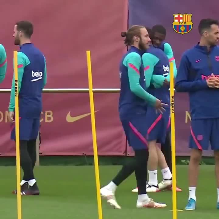 辣眼睛！训练赛登贝莱紧紧抱住佩德里（登贝莱2021赛季）