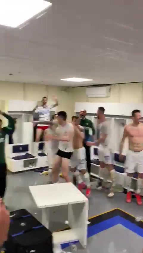 即将时隔11年再次夺冠！国米众将更衣室疯狂庆祝~（国米球员在更衣室内狂欢 庆祝即将夺得意甲）