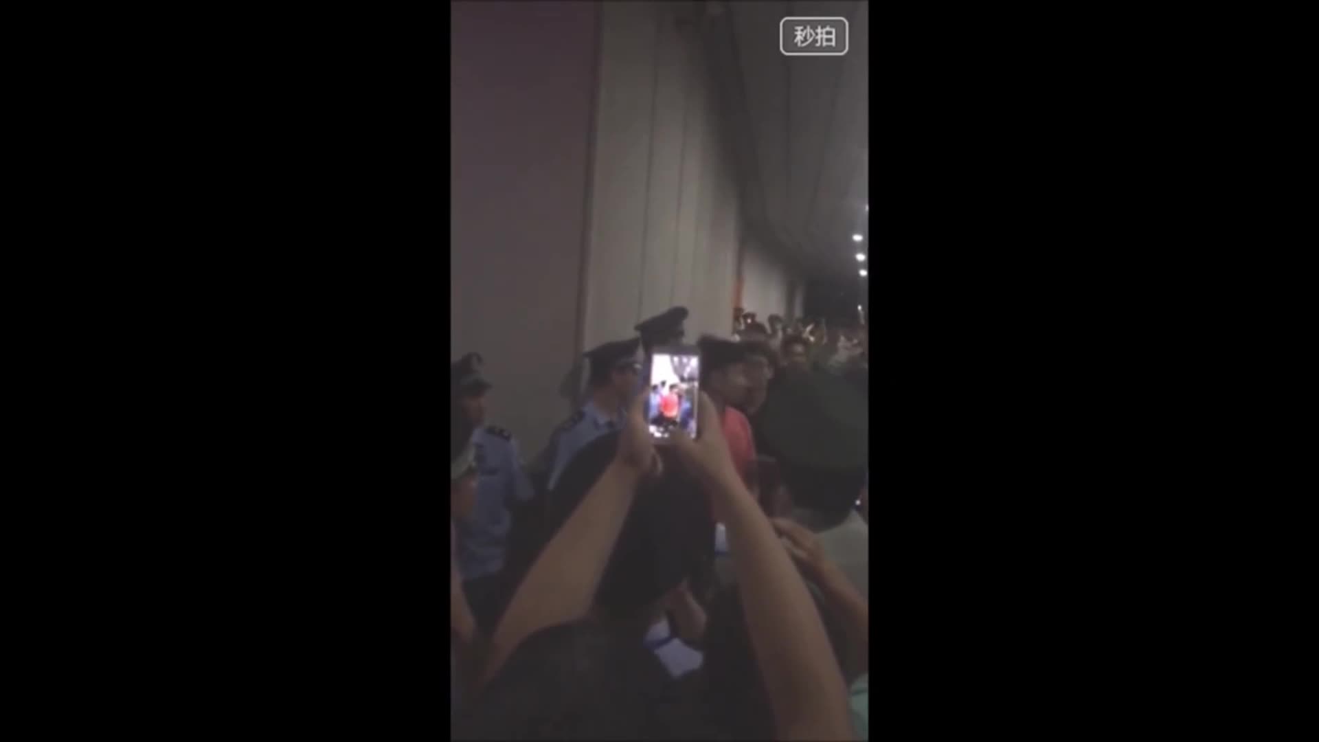 这谁能忍？昔日流氓球迷辱骂郜林妻子 郜林愤怒扔鞋疯狂反击（郜林被骂视频）