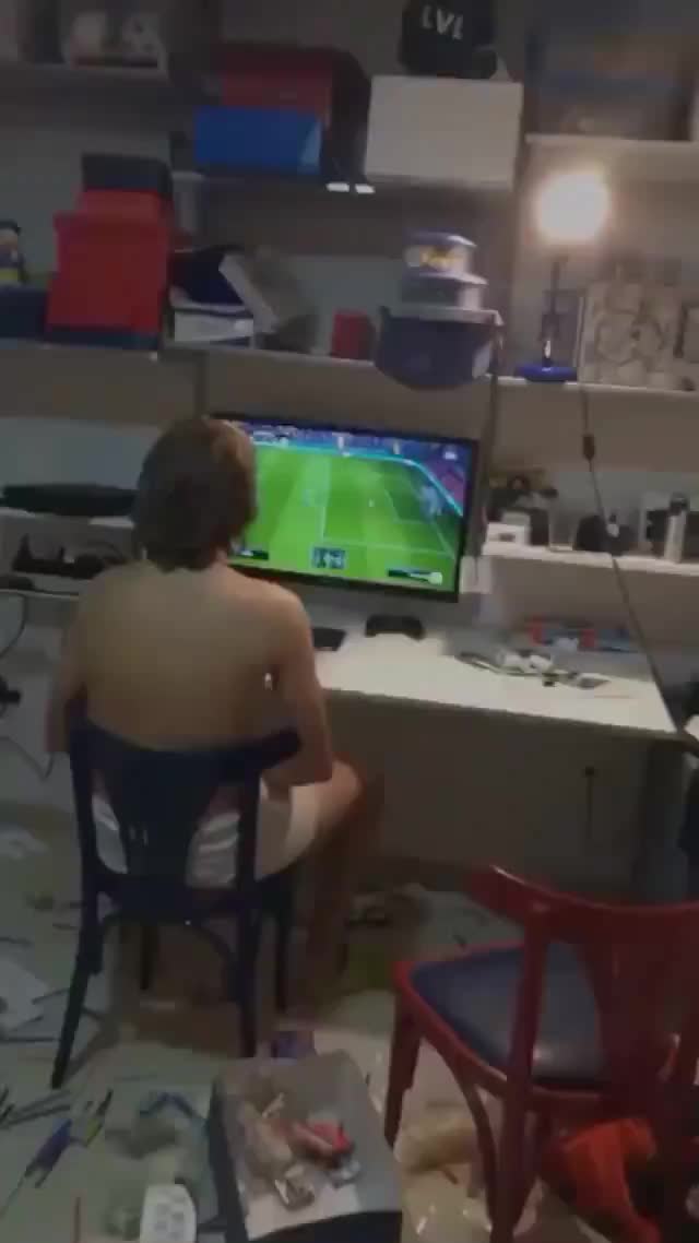 桌面清理大师！年纪轻轻玩什么FIFA