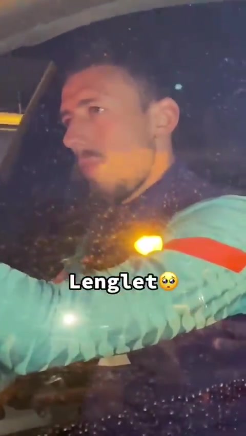 输球后球迷拍摄在车内的朗格莱表情（朗格莱进球）