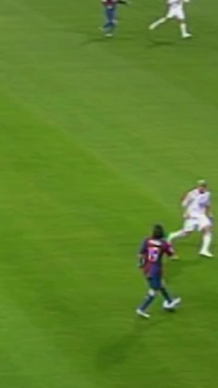 19岁梅西PK当时世一左后卫卡洛斯，真是初生牛犊不怕虎！（梅西过卡洛斯）