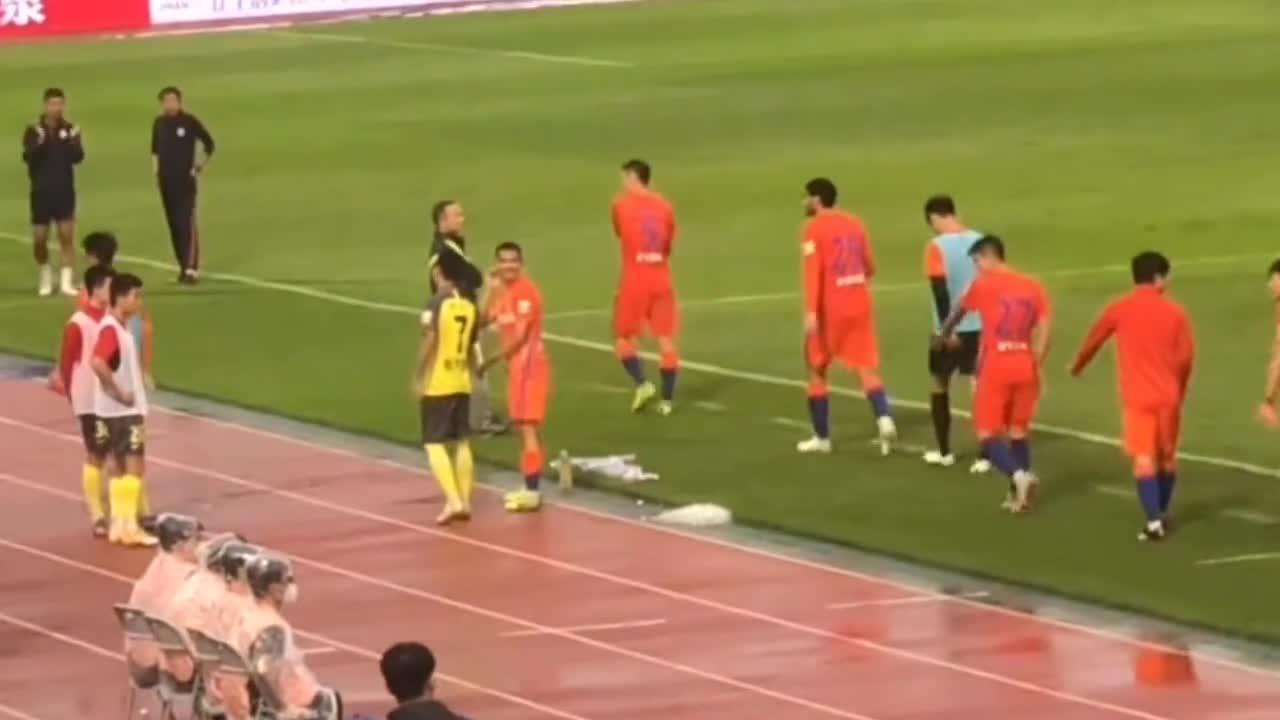 赛后韦世豪与山东泰山队球员握手（赛后韦世豪与山东泰山队球员握手视频）