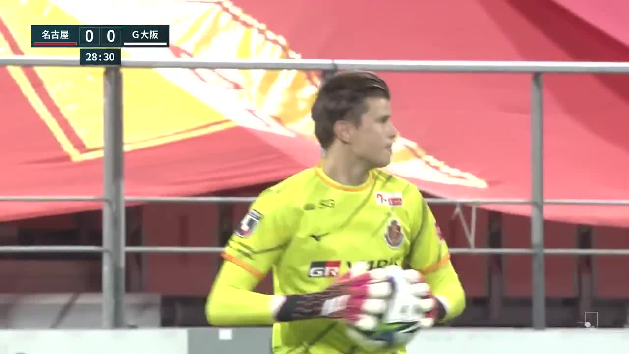 纯正女球迷!日本名古屋球迷“振臂少女”一夜之间火遍全网(名古屋 振臂少女)