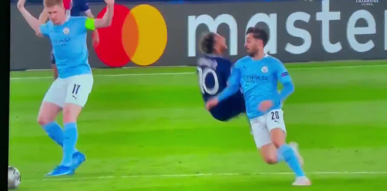 球星对决！内马尔比赛中穿裆德布劳内（内马尔穿裆过人）