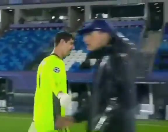 尴尬！库尔图瓦与图赫尔击掌未果（库尔图瓦怎么了）