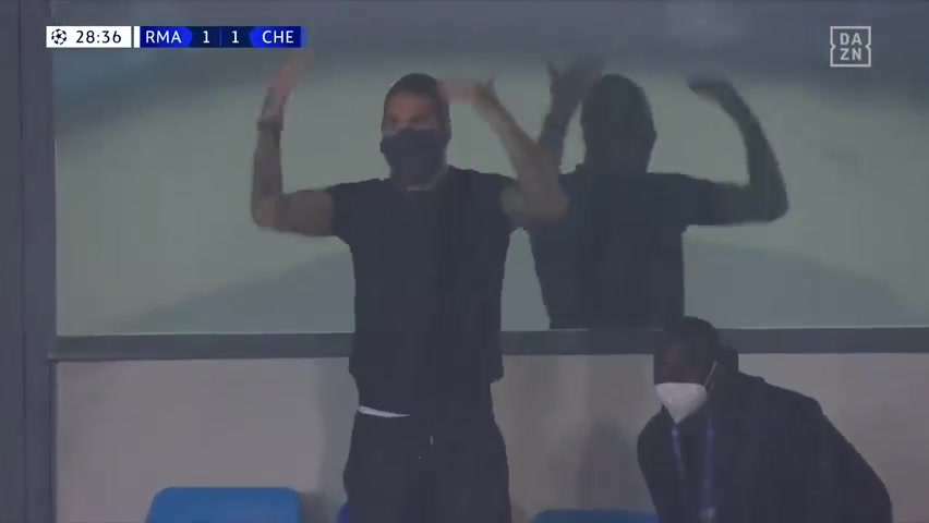 队魂！当本泽马打入扳平进球时，场边拉莫斯振臂高呼激励球队（本泽马被逐出国家队）