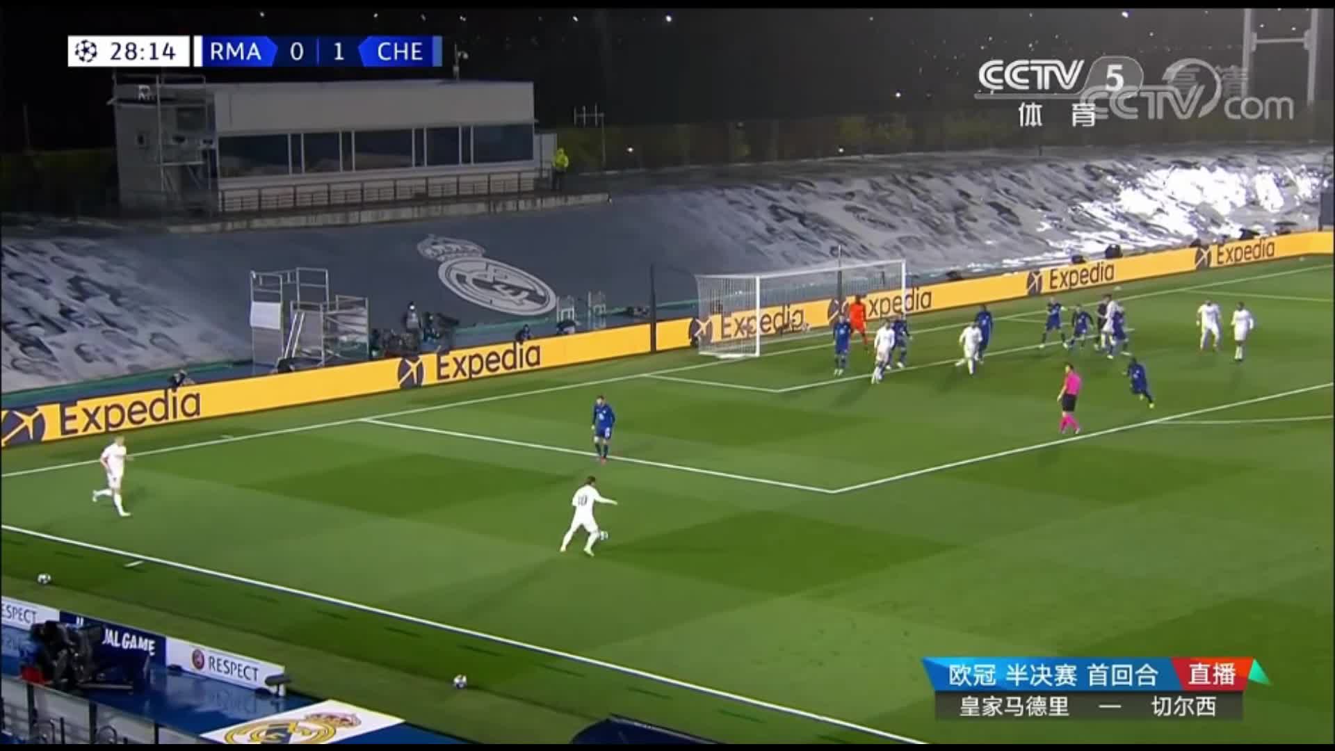 这球帅炸！本泽马凌空侧钩破门 欧冠进球数追平劳尔（本泽马做球）