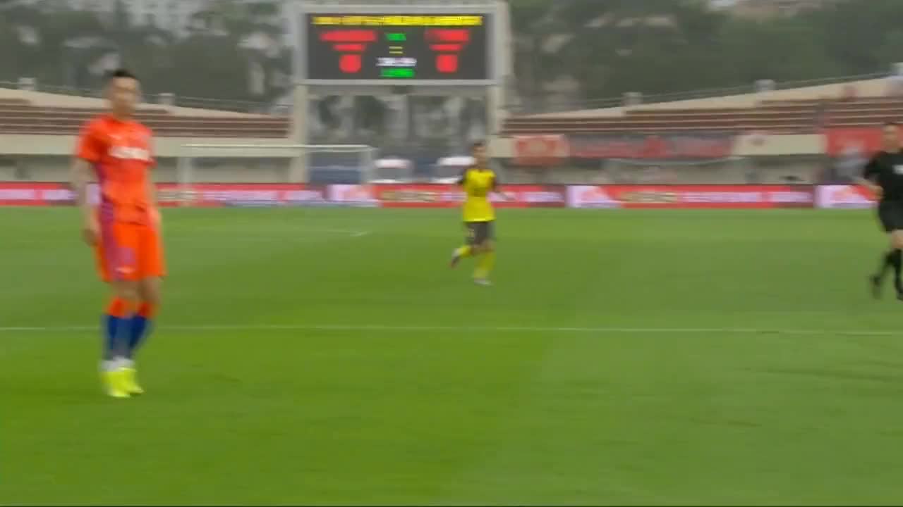 预定五大囧？韦世豪踢到支撑脚上演左右互搏术（韦世豪打架）