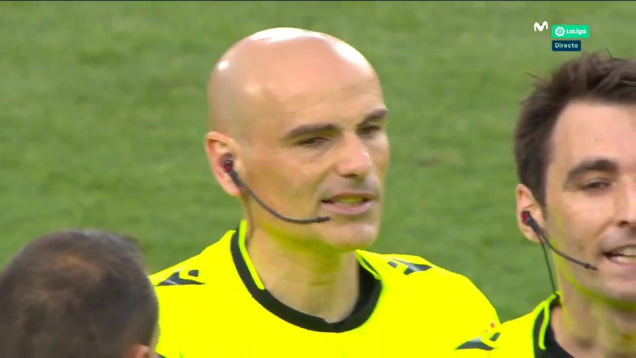 裁判哨响后塞维利亚球员被要求返场继续比赛（塞维利亚队）