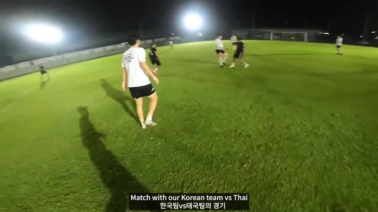 第一视角看职业球员踢11人制比赛，超激烈对抗高强度无球跑动（踢11人足球比赛技巧）