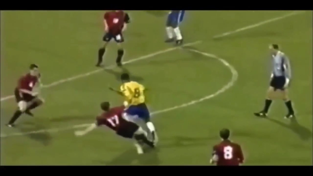 天王巨星！17岁的小罗世青赛华丽进球 一条龙戏耍后卫+门将（小罗世俱杯冠军）