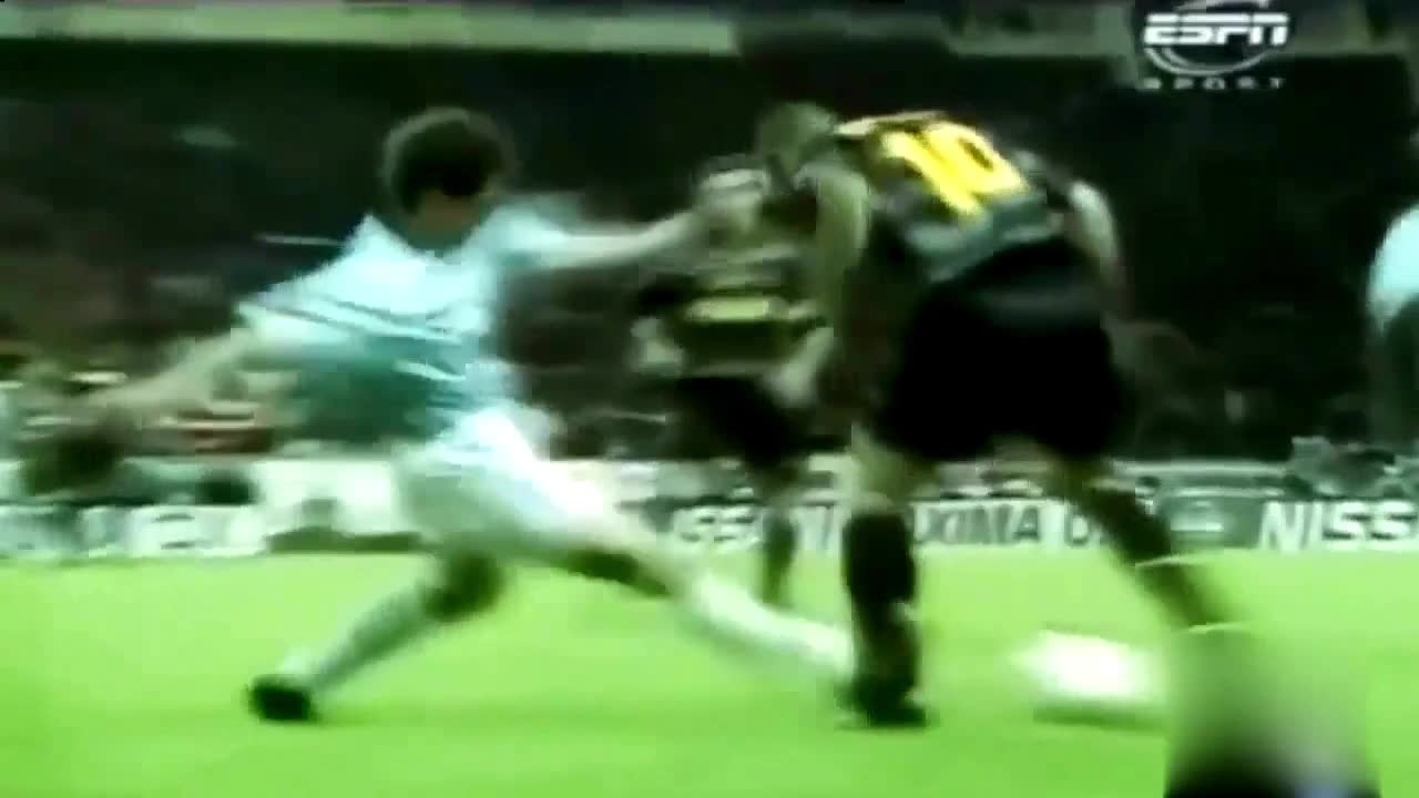 外星人PK足球精灵！大罗vs小罗谁是牛尾巴过人之王？（大罗被称为外星人的进球）